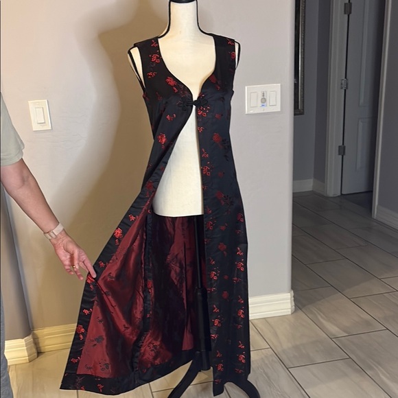 Tailor Vintage Dresses & Skirts - Vintage Elegant Black/Red Floral Satin Sleeveless Long Vest Size 00 Peite